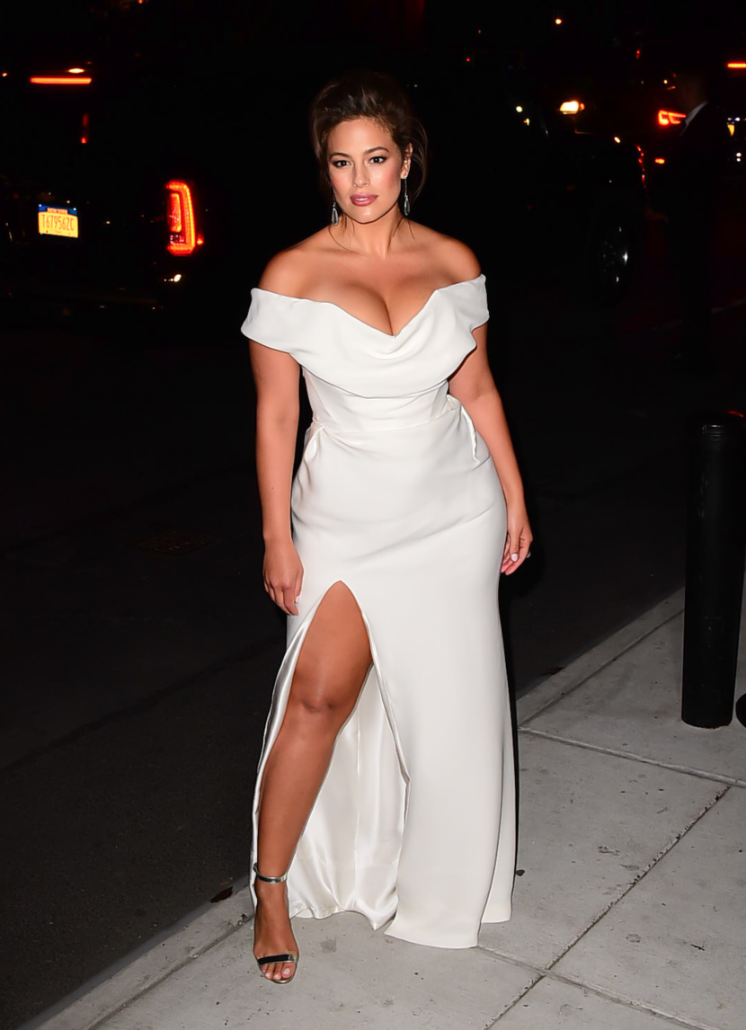 ashley-graham-keep-outfit-style-in-white-gown