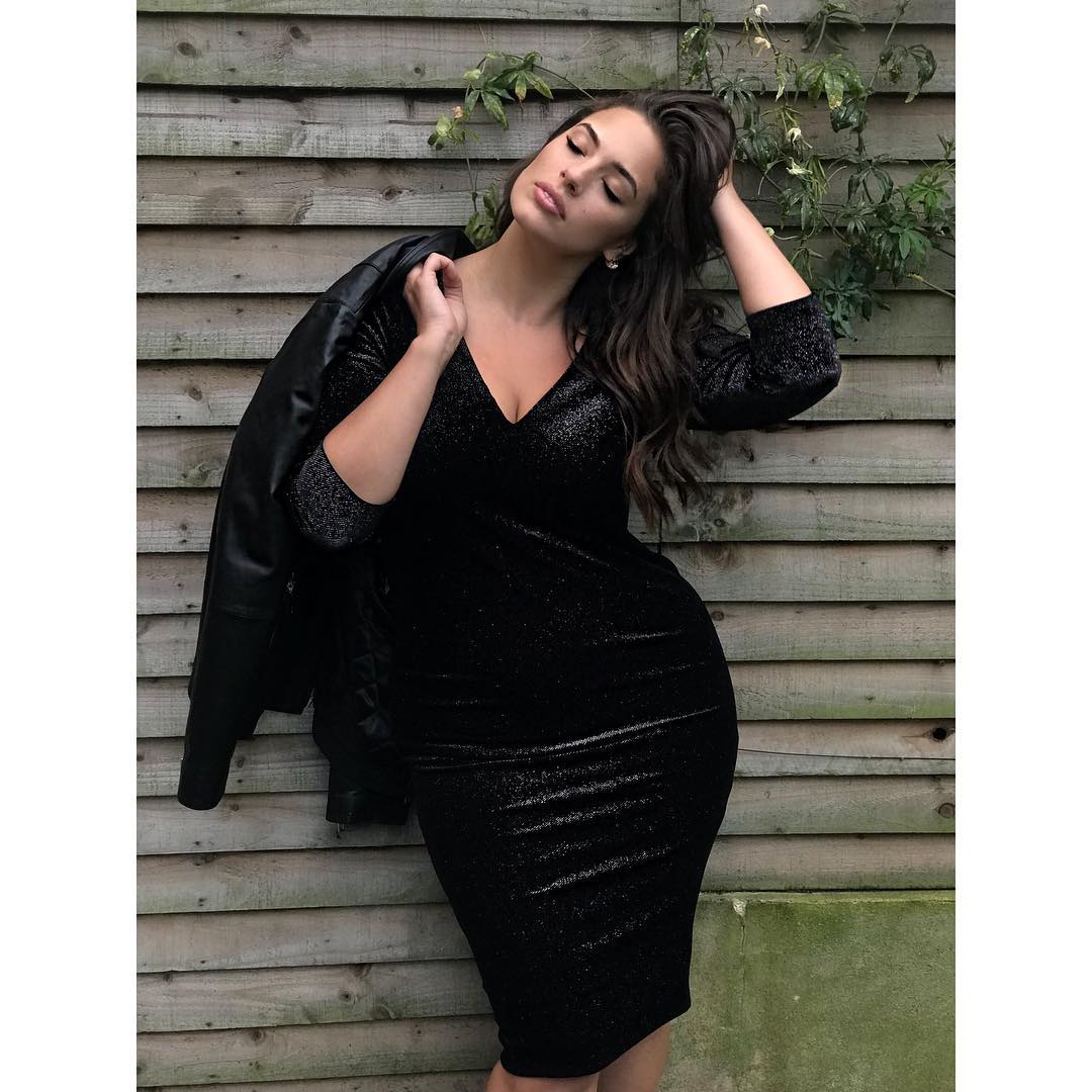 ashley-graham-keep-outfit-style-in-black-bodycon-dress