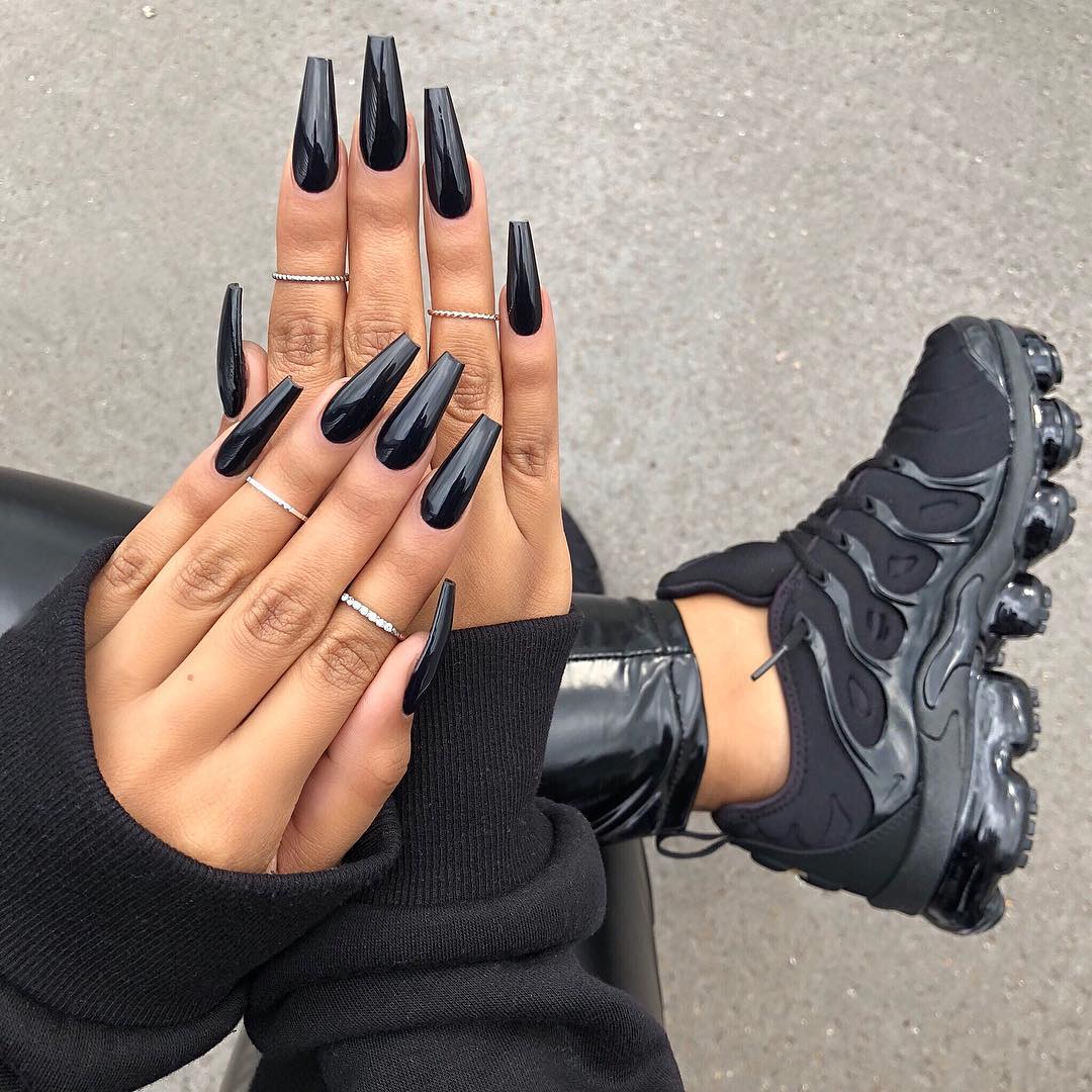 sherlina-nym-black-nails-manicure