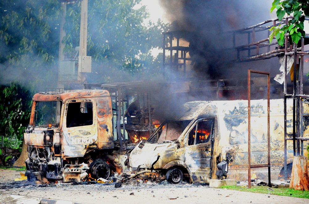 shiite-protesters-burn-vehicles