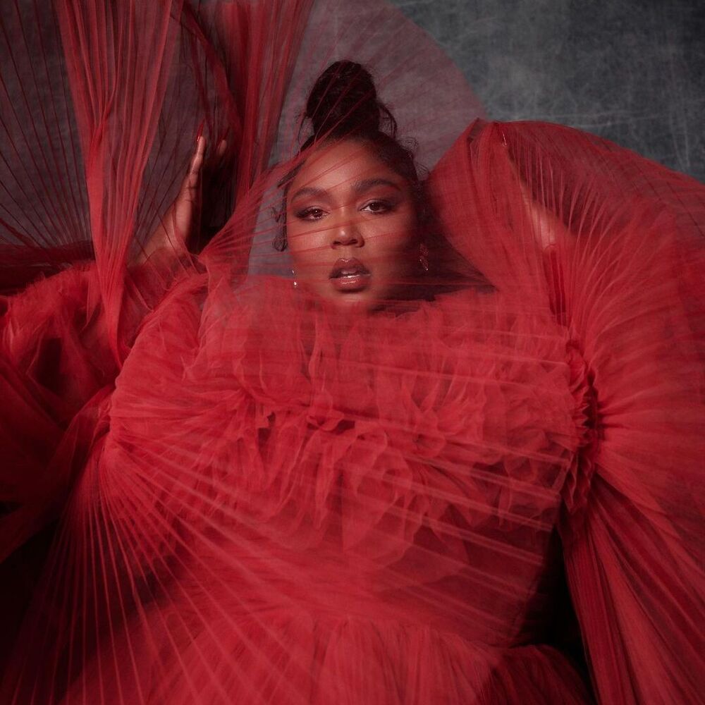 lizzo-crystal-flute-style-rave