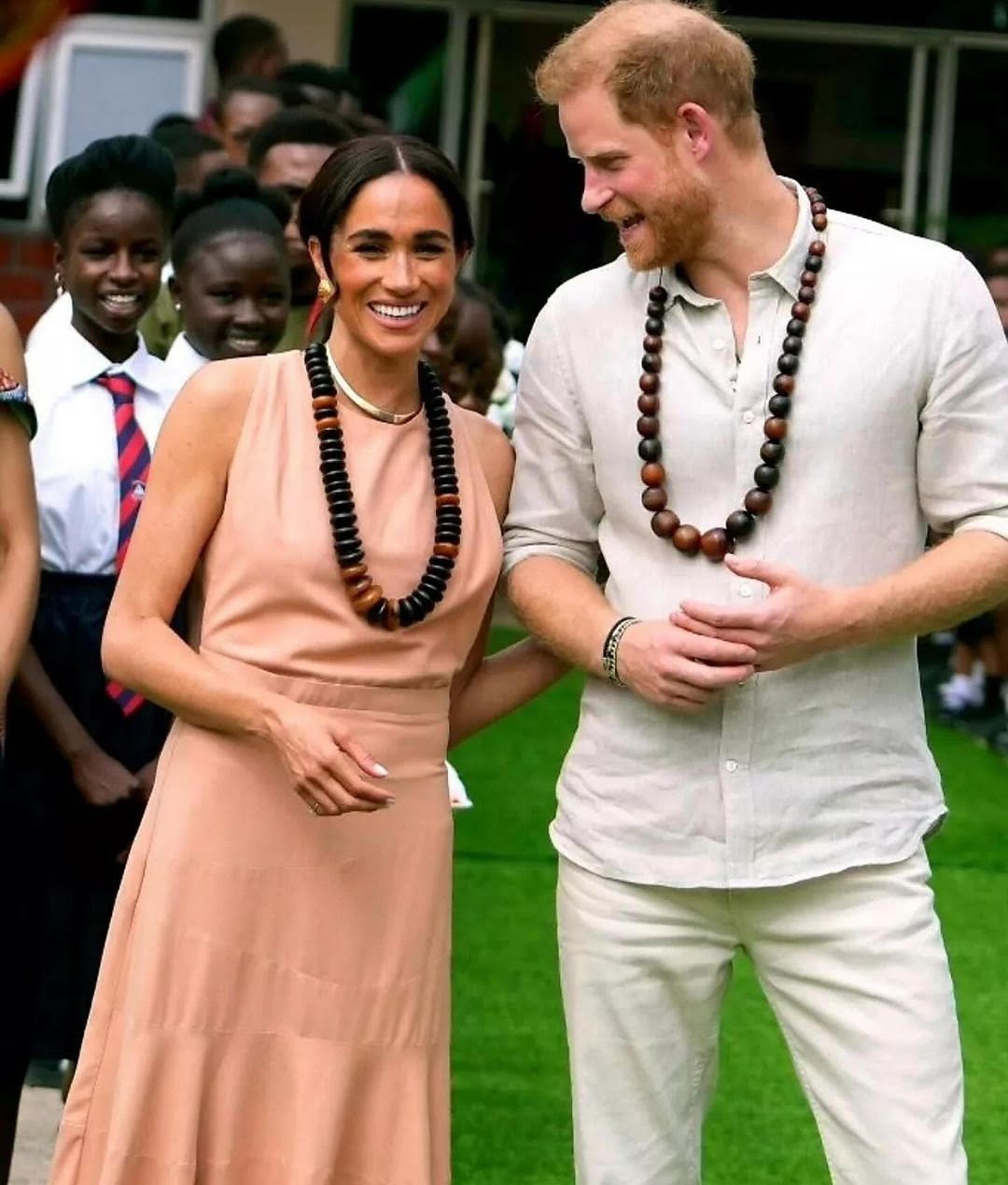 details-on-all-the-chic-meghan-markle's-outfits-as-spotted-in-nigeria