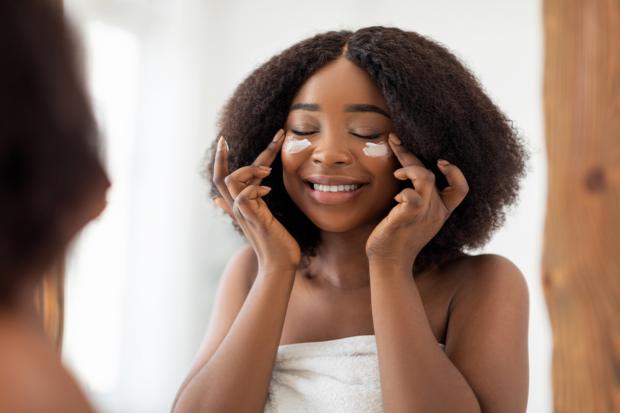 woman using the best moisturizer for glowing skin