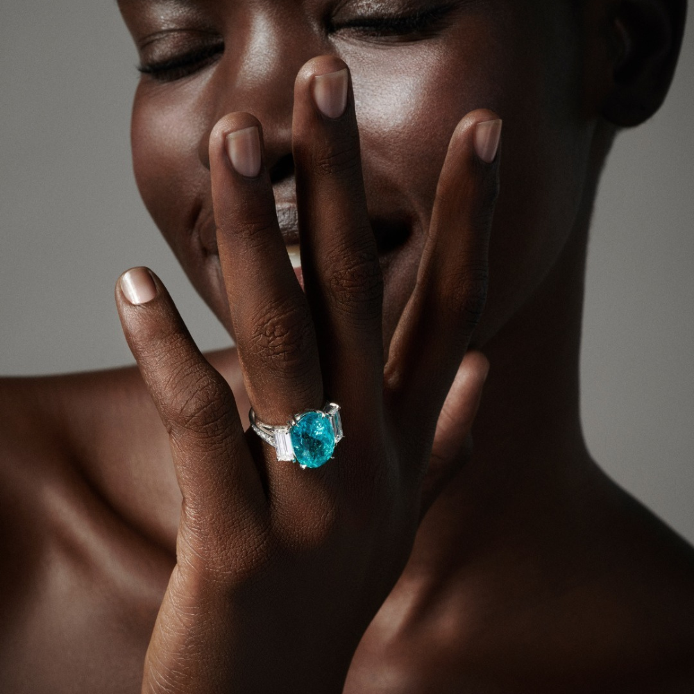 women-wearing-engagment-ring-trends-for-enggaement-shoot