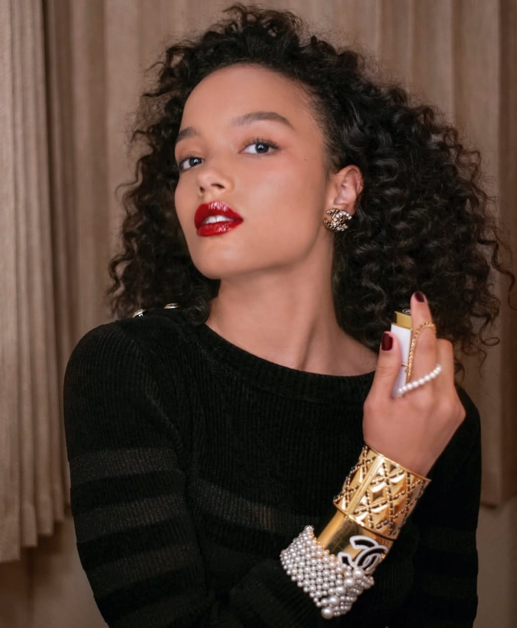 lady spraying the purse spray eau de parfum