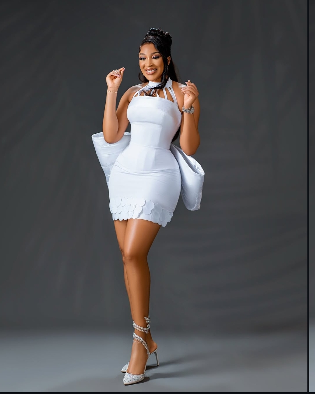 I N (White Outfit) - Sagoma In Cartone Mini Formato - Celebrity Cutouts - 60,5 Cm - Autentica Con Ologramma